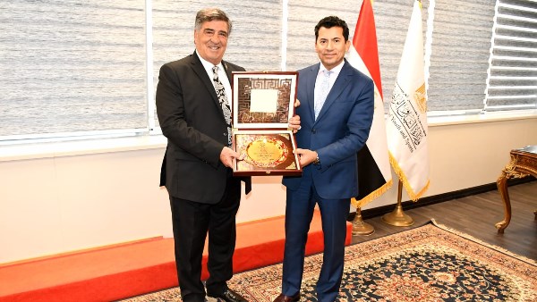 الجبهة الوطنية يهدي وزير الرياضة درع تكريم تقديرًا لدعمه للشباب