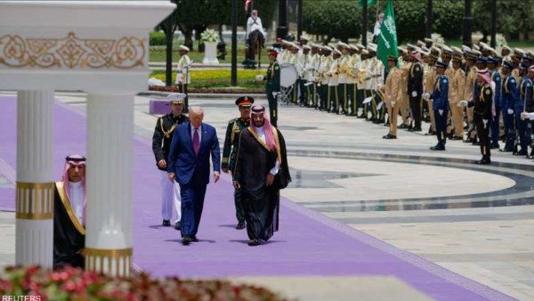 بدلا من الأحمر.. لماذا استقبلت السعودية ترامب على سجاد بنفسجي؟