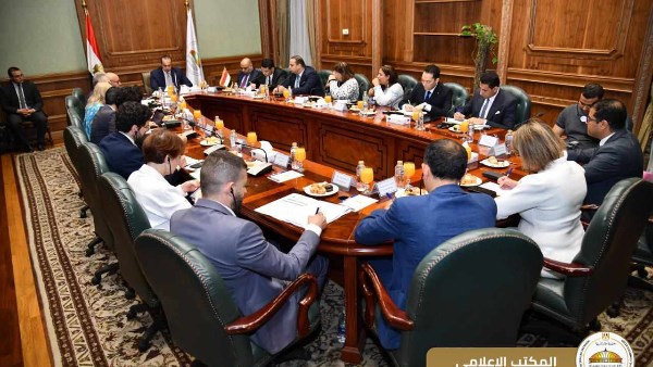 وزير الشئون النيابية يلتقي وفد البرلمان الأوروبى .. نرتب لعقد القمة المصرية الأوروبية  