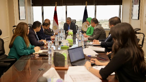 وزير السياحة والآثار يلتقي سكرتير عام منظمة الدول الثماني النامية
