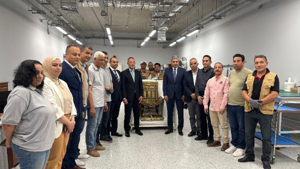 وزير السياحة والآثار يستقبل قطع توت عنخ آمون في المتحف المصري الكبير 