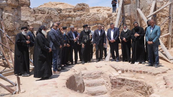 وزير السياحة والآثار 