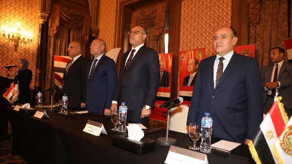 محافظ القاهرة ووزير العمل