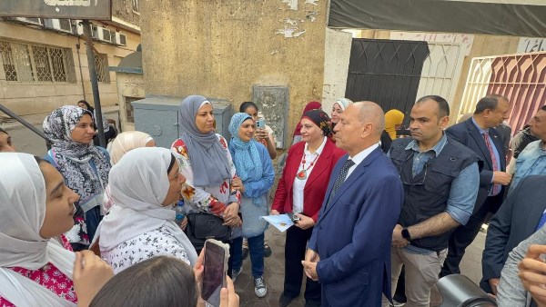 محافظ القاهرة مع أولياء الأمور