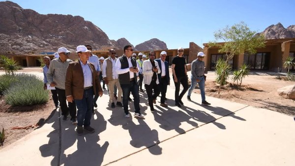 وزير الإسكان يتفقد النزل البيئى الجديد والمنتجع الجبلي