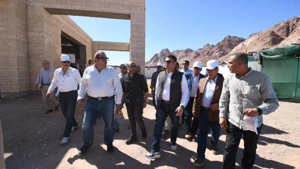 وزير الإسكان يتفقد النزل البيئي القديم والفندق الجبلى