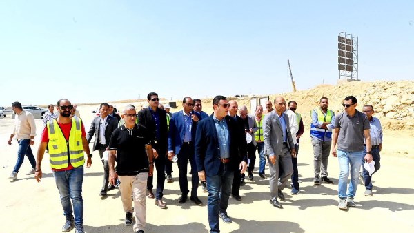 وزير الإسكان يتفقد مشروعات المرافق والطرق الجارية بالامتداد الجنوبي بالقاهرة الجديدة