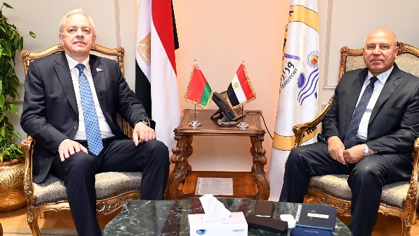 تعاون مصري بيلاروسي لتوطين صناعة الجرارات الزراعية في مصر