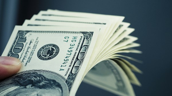 سعر الدولار يتراجع في 19 بنكا اليوم