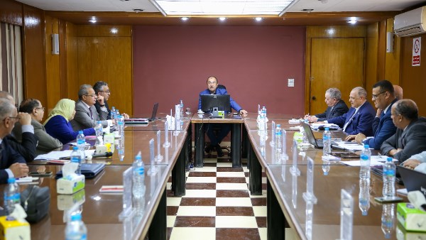 المهندس محمد شيمي وزير قطاع الأعمال العام خلال الاجتماع 