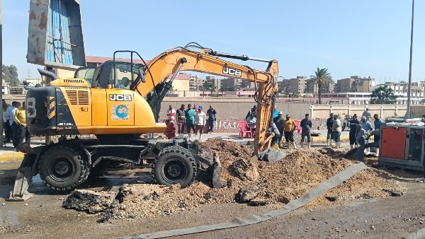 إصلاح كسر مفاجئ بخط رئيسي بهضبة الأهرام