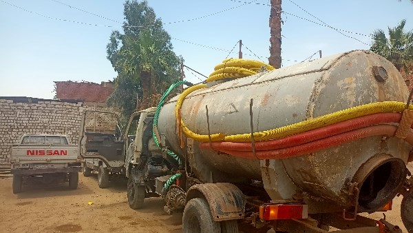 ضبط سيارة كسح مخالفة تلقي بحمولتها في الترع بالعياط
