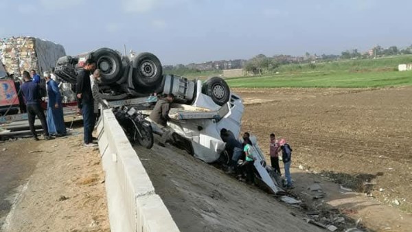 انقلاب سيارة نقل علي الطريق الإقليمي 