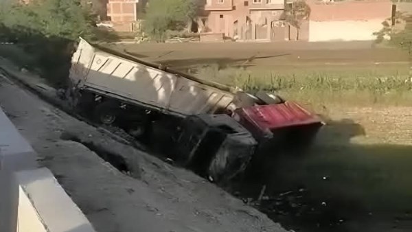 انقلاب سيارة نقل في المنوفية