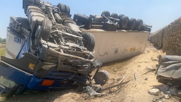 نجاة سائقها .. انقلاب سيارة نقل ثقيل من أعلي الطريق الإقليمي بالمنوفية