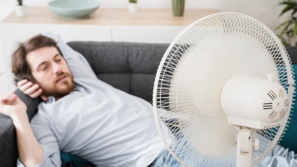 لماذا يحذر الأطباء من تشغيل المروحة أثناء النوم؟