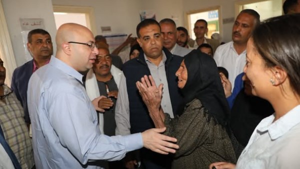 محافظ بني سويف في جولة ميدانية مفاجئة.. شكاوي من أهالي قرية نعيم لتوفير  الصرف الصحي.. وتشيدات على متابعة سير العمل بالوحدات الصحية