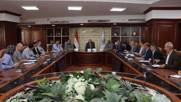 مناقشة إجراءات وآليات تنظيم أماكن ساحات انتظار المركبات في بني سويف