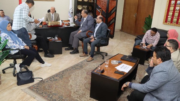 سكرتير عام بني سويف يتابع تدقيق المديونيات المستحقة للري