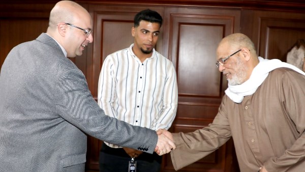محافظ بني سويف يكرّم الشاب عبد الله محمد لطفي لإنقاذه مواطنًا من الغرق