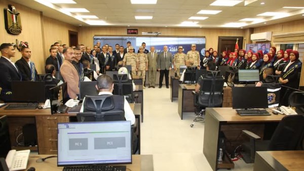 محافظ بني سويف يستقبل طلاب الجامعة بمركز السيطرة لتعريفهم بالشبكة الوطنية للطوارئ