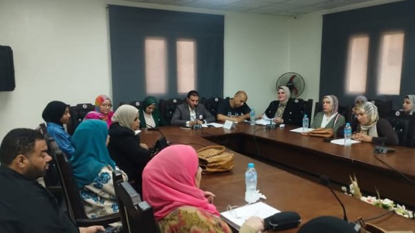 محافظ بني سويف يتابع جهود تعزيز دور وحدة السكان