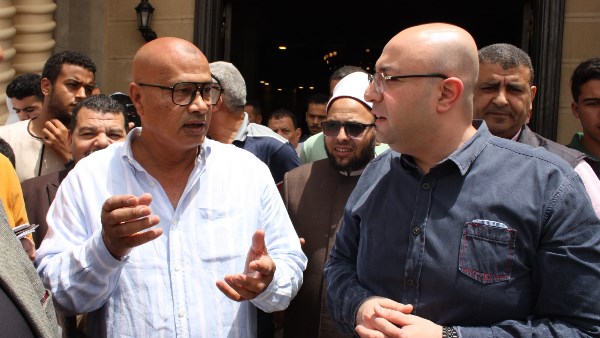 عقب صلاة الجمعة.. محافظ بني سويف يستمع لمطالب وشكاوي المواطنين
