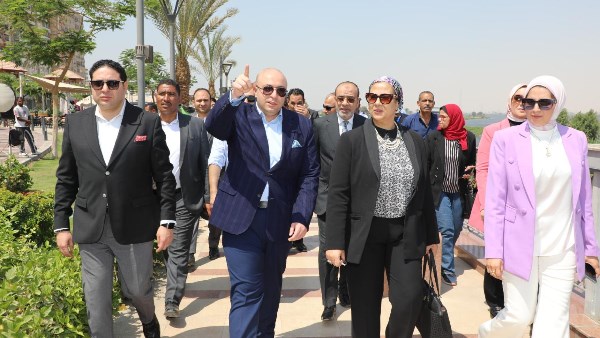 علي الكورنيش.. محافظ بني سويف يصطحب رئيس المجلس القومي للمرأة بجولة تفقدية بالممشى السياحي