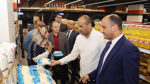 سكرتير محافظ بني سويف يتابع توافر السلع الأساسية في المحال والأسواق التجارية