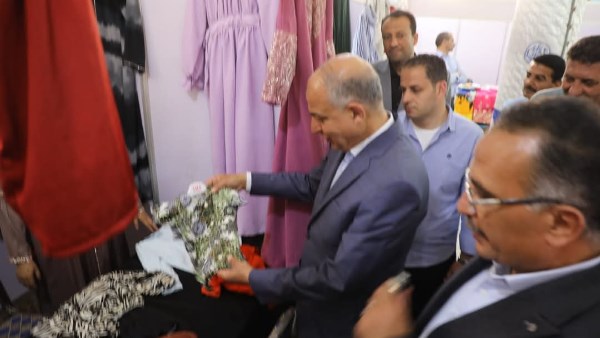 محافظ المنيا خلال المعرض 