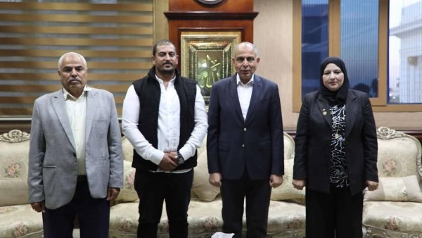 محافظ المنيا يكرم صاحب مبادرة مجتمعية لدعم منظومة النقل
