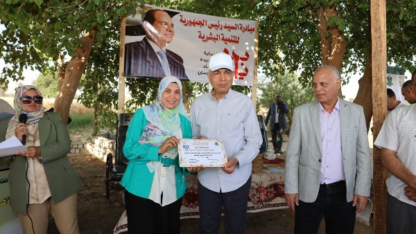 محافظ المنيا يكرم المزارعين 
