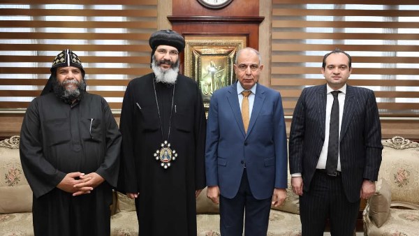 محافظ المنيا خلال اللقاء 