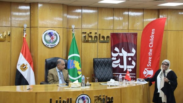 محافظ المنيا خلال الاجتماع 