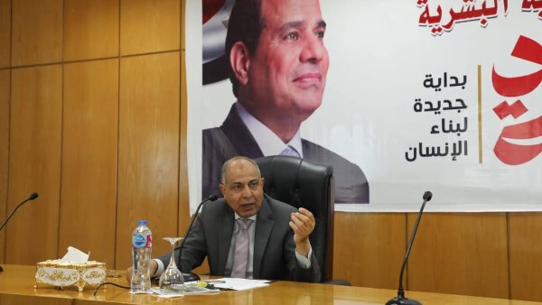 محافظ المنيا خلال اللقاء 