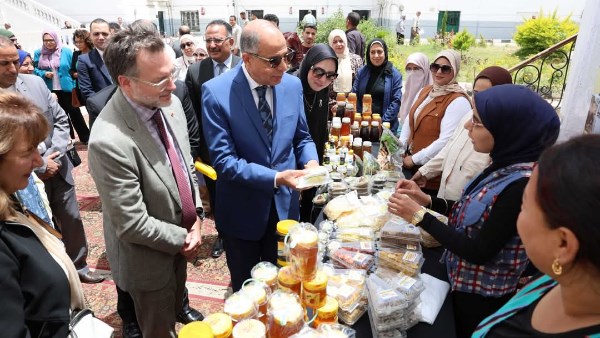 محافظ المنيا يستقبل السفير الكندي.. ويؤكد: جادون في منح الفرص الاستثمارية