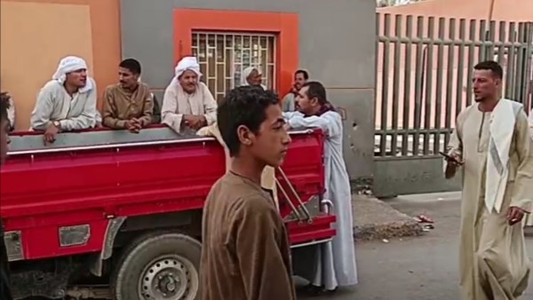 الأهالي ينتظرون أمام المستشفى 