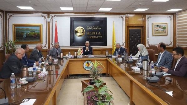 رئيس الجامعة خلال اللقاء 