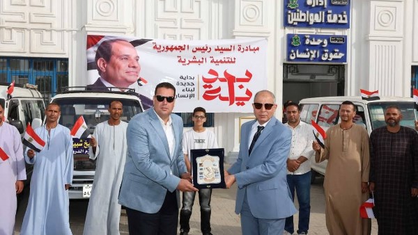 محافظ المنيا مع أصحاب السيارات 