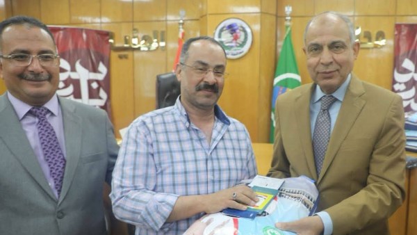 محافظ المنيا يشارك الحجاج فرحتهم 