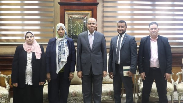 محافظ المنيا يبحث ملف تقنين الأراضي وتيسير الإجراءات مع رئيس المساحة.. صور