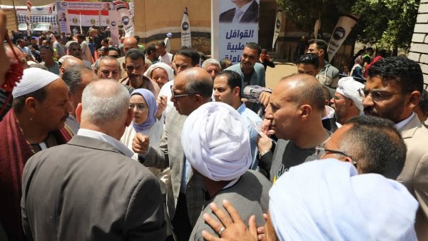 محافظ المنيا يستمع لمطالب أهالي جزيرة شارونة.. إعانات عاجلة لحالات انسانية
