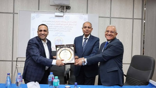 محافظ المنيا خلال لقائه بطلاب جامعة اللوتس 