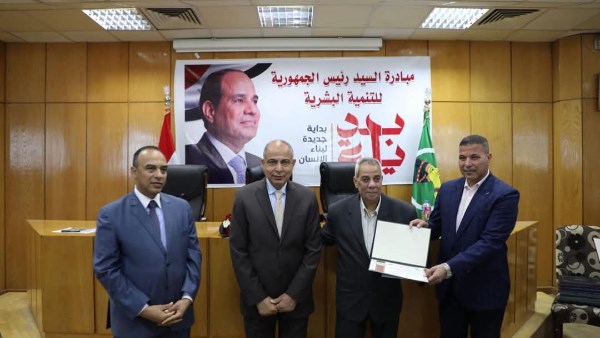 محافظ المنيا يكرم عاملين بالديوان العام لبلوغهم سن المعاش
