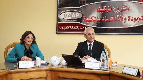 رئيس جامعة وعميدة الالسن
