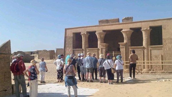 أفواج سياحية تزور المناطق الأثرية 