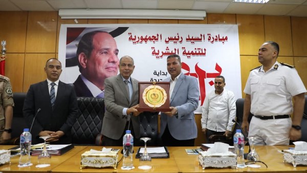 محافظ المنيا يكرم سكرتير عام المحافظة 