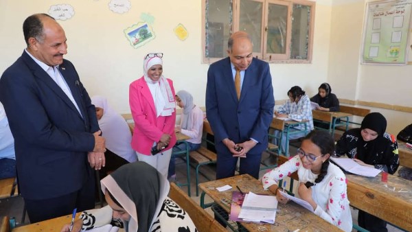 محافظ المنيا يتفقد لجان امتحانات الشهادة الاعدادية والدبلومات الفنية