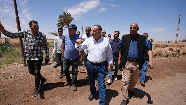 محافظ أسيوط يشارك المزارعين احتفالهم بعيد العمال