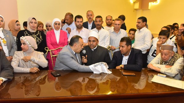 وقع كوكيل للعروس.. محافظ أسيوط يشهد حفل عقد قران عروسين من دور الأيتام